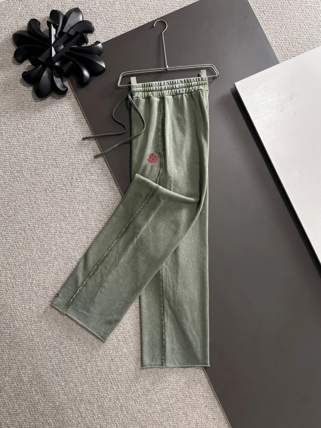 Next day shipment P360 Stone lsland/Stone Island Mouth Joint Exclusive launch of 25ss autumn and winter new high-quality trousers Compare real-life details at will The craftsmanship that ordinary small workshops cannot copy Top-level ZP development Unique imported fabric feel Purely imported German machine production Precision operation Ten thousand needle density A pair of trousers with rich details You can see the development strength A full set of new accessories can be customized simultaneously Simple yet elegant Soft, delicate and comfortable The upper body is versatile and fashionable A perfect choice for autumn and winter. A must-have item. Loose fit. Please refer to the size chart when placing an order: S to XL (or state your height and weight when placing an order)